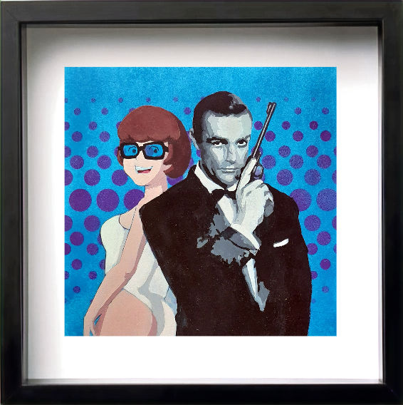 Obraz Pop Art przedstawiający Jamesa Bonda z bronią oraz Judy Jetson na błękitnym tle w fioletowe kropki