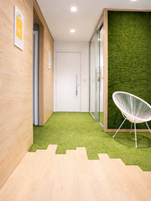 Grama sintética em área de descompressão de escritório corporativo