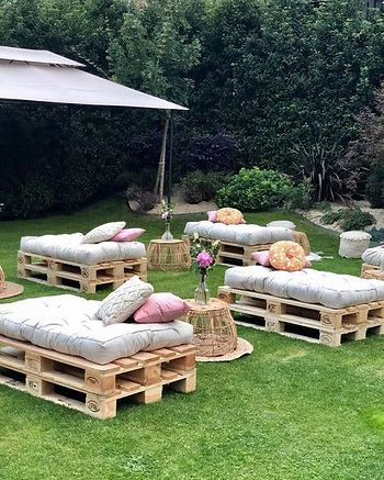 Exemplo de jardim sustentável, onde foi utilizado paletes para criar sofás. A grama sintetica reforça a sustentabildiade pois reduz uso de a