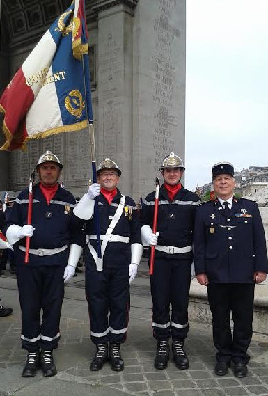 Le drapeau départemental à l arc de triomphe a l occasion de la journee nationale des sapeurs-pompiers le vendredi 10 juin avec le Président de l Union Departementale