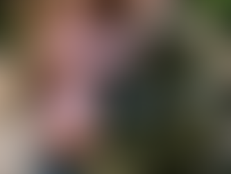 אבא במדים מחבק ילדה