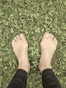 feet_grass_earthy(1).jpg