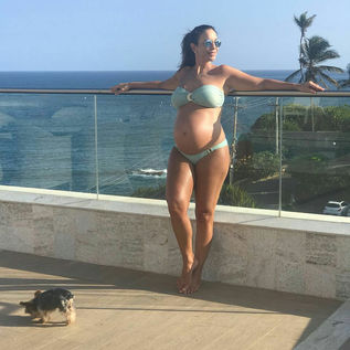 Ivete Sangalo exibe barrigão em tarde ensolarada na Bahia