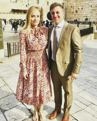 Angélica e Luciano Huck dividem passagem por Jerusalém com fãs