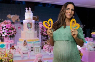 Ivete Sangalo reúne familiares e amigos em chá de fraldas das gêmeas
