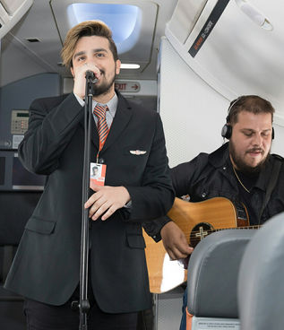 Luan Santana vira comissário de bordo e leva fãs em avião para lançamento de 'Check In', seu