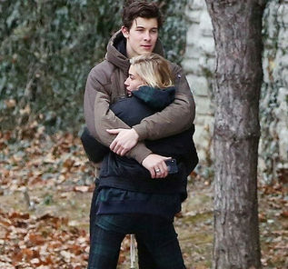Shawn Mendes é flagrado em momento romântico com ex-affair de Justin Bieber