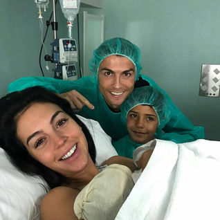 Cristiano Ronaldo anuncia o nascimento de sua filha