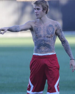 Justin Bieber revela boa forma física durante partida de futebol