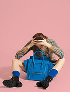 Modell mit blauer Tasche
