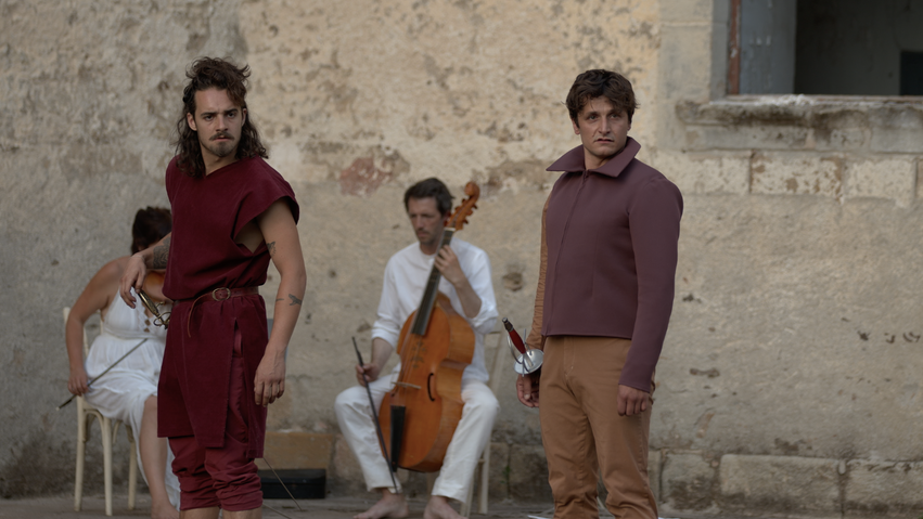 Roméo & Juliette, 2022
Samson (joué par Yann Maurin à gauche), Tybalt (joué par Mathieu Duval à droite) de la maison Capulet
Tout&Versa