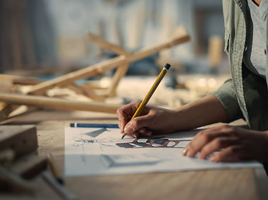 projektant pracujący nad modelem