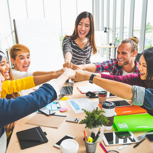 Une facilitatrice engage un groupe dans un moment participatif ; les participants sourient et lèvent les mains, en cohérence avec le post sur la posture Eco Relationnelle.