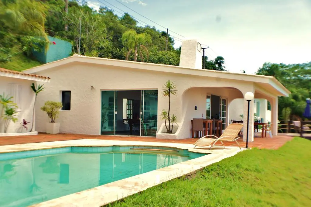 vista de pousasadas na lagoa da conceição pousada com piscina, gramado verde, ceu ensolarado