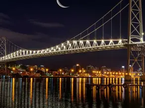 Panorâmica da Ponte Hercílio Luz Iluminada à Noite