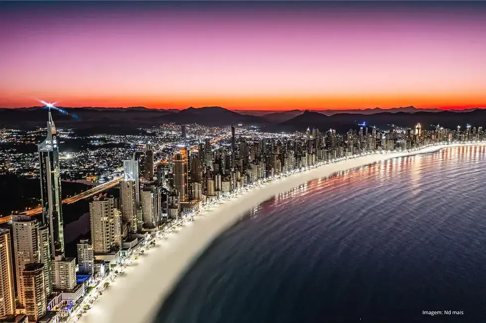 Vista panorâmica noturna de Balneário Camboriú com prédios iluminados.Vista panorâmica noturna de Balneário Camboriú com prédios iluminados.