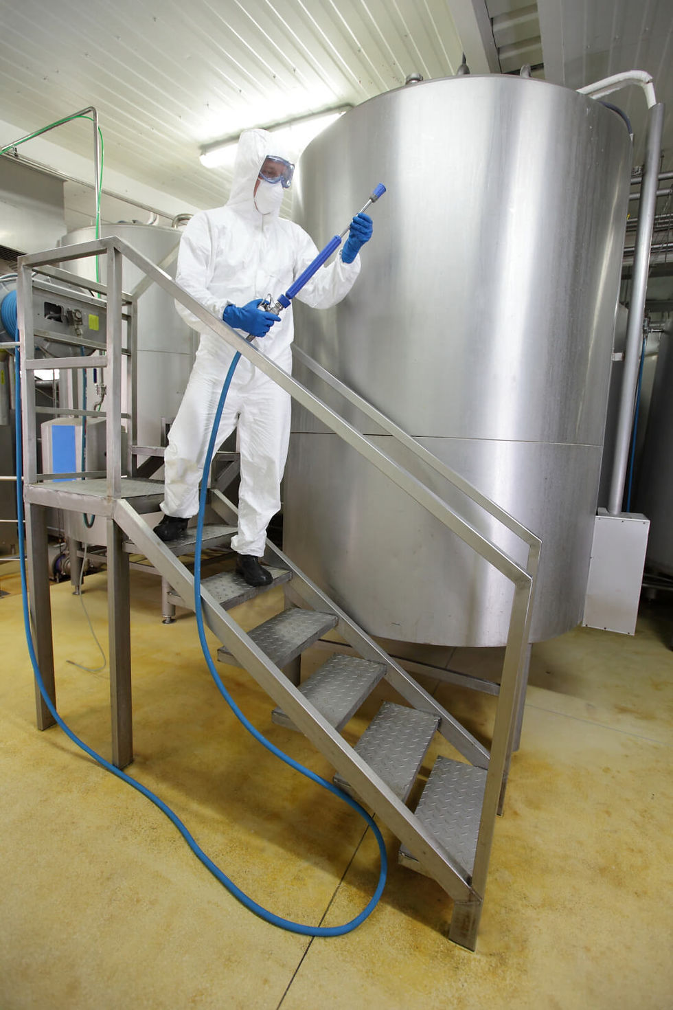 Sulzer technical experts collaborating with refinery operators to optimize solvent and catalyst performance