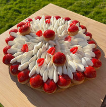 Saint honoré revisité à la framboise composé de pâte filo pour la base, d'un ensemble de petits choux crème pâtissière framboise garni d'un caramel rouge. Il y a également un gel framboise, des framboises fraîches et une chantilly mascarpone vanille pochée façon st-honoré