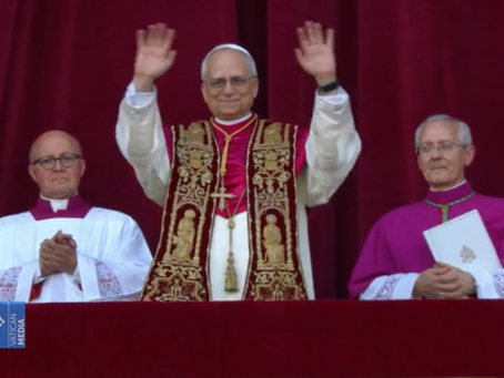 El Papa León XIV saluda a los fieles desde el balcón de la Basílica de San Pedro después de su elección como nuevo Sumo Pontífice.