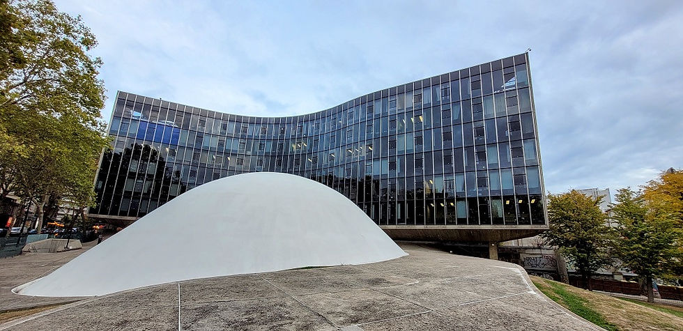 Siège du PCF Parti Communiste Français et son dôme (œuvre de l'architecte brésilien Oscar Niemeyer ) classé au titre des Monuments historiques depuis mars 2007 et qui s'inscrit dans le mouvement de l'architecture moderne du "brutalisme poétique" ©2026 Photo Pierre Raffanel