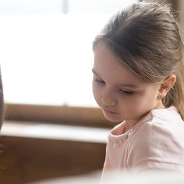 Enfant mutique avant une séance d’art-thérapie ©Wix