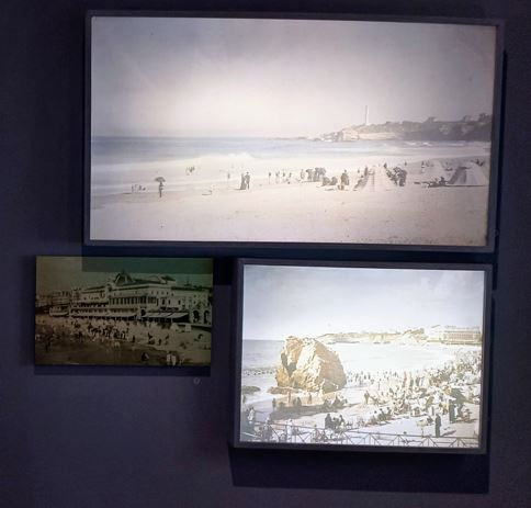 Vue de l'exposition et photos de Biarritz par ©1912 Charles Adrien ©1928Auguste Léon ©1907 Antonin Personnaz ©2023 photo Pierre Raffanel