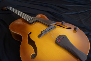 Traditional Archtop Jazz 16 - Spruce & Maple