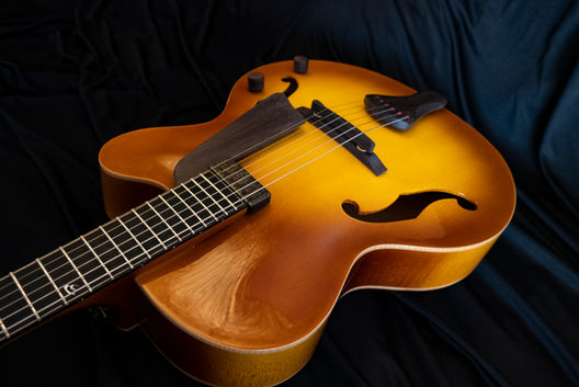 Traditional Archtop Jazz 16 - Spruce & Maple