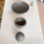 Une balle de terre progression vers le bol pincé.