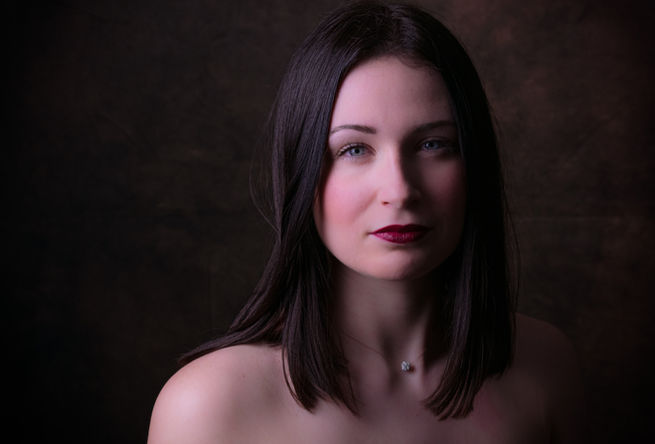 Portrait de femme sur fond créatif Séance photo femme home-studio Follainville-Dennemont 78