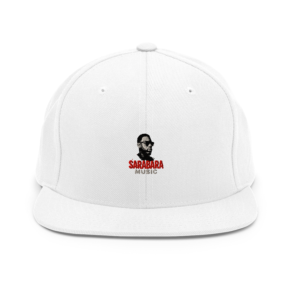 Casquette blanche avec logo Sarabaramusic, Classic Snapback | Yupoong 6089M, pour promotion musicale.