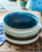 Vaisselle artisanale fait main en céramique, Collections Océan et Glacier création Baraque à Pots Atelier de Poterie .