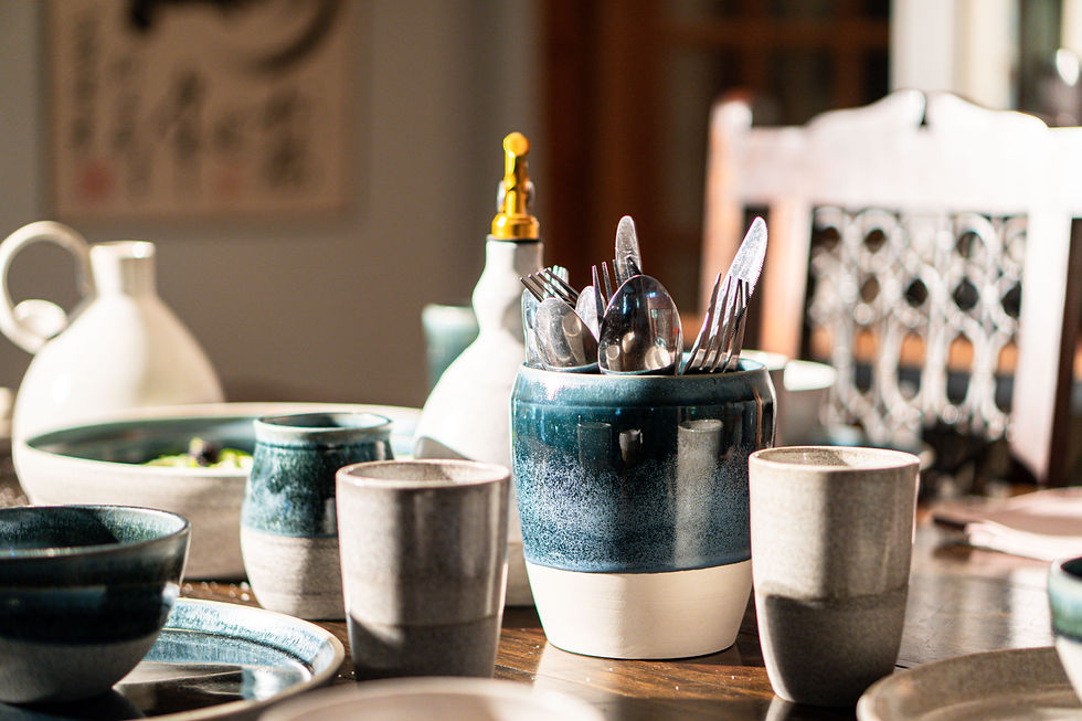 Vaisselle artisanale fait main en céramique, Collections Océan et Glacier création Baraque à Pots Atelier de Poterie .