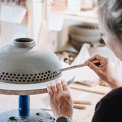 Luminaire artisanal sur mesure. Service de conception et réalisation par Baraque à Pots-Atelier de Poterie