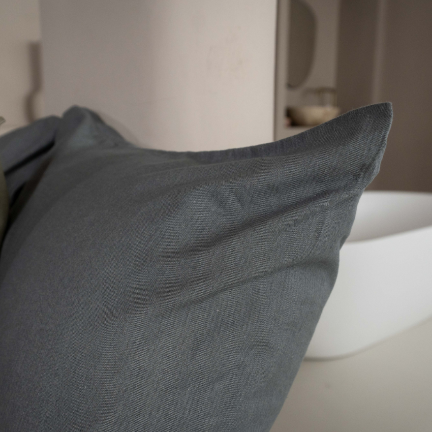 Thumbnail: Donkergrijze kussenslopen van Tencel