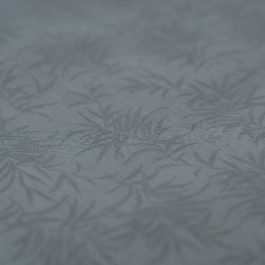 Thumbnail: Zachtblauwe stof met botanisch patroon