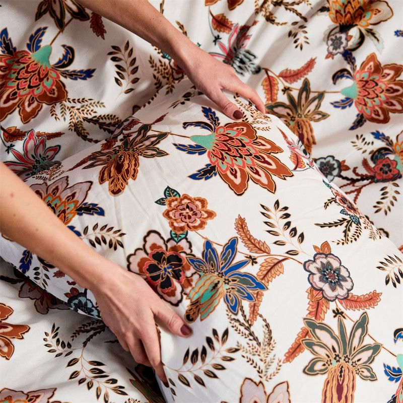 Thumbnail: Handen ontvouwen kleurrijke bloemenstof