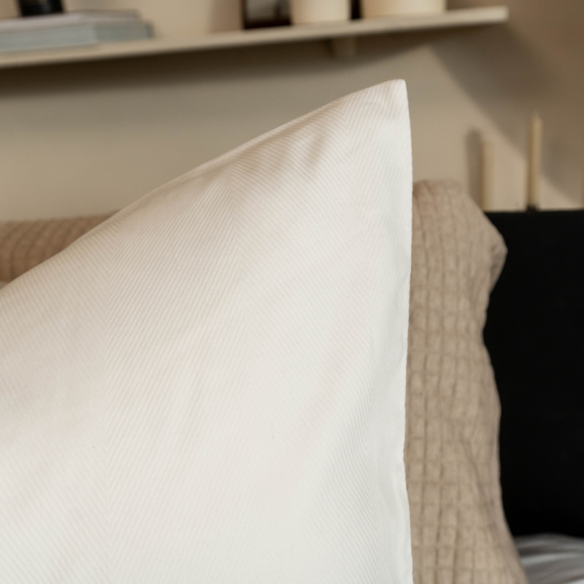 Thumbnail: Zachte witte kussensloop op bed