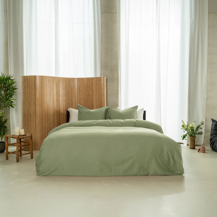 Thumbnail: Zomerdekbed in zachte groene tint op bed