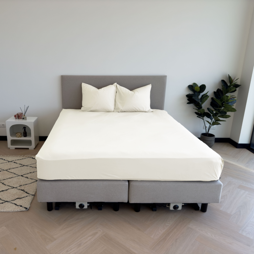 Thumbnail: Beige hoeslaken op boxspring bed