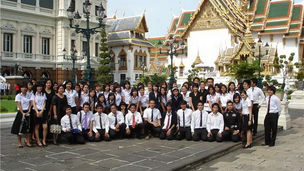 เยาวชนรุ่น ๗ – ๘ ร่วมเคารพพระศพสมเด็จพระเจ้าพี่นางเธอฯ