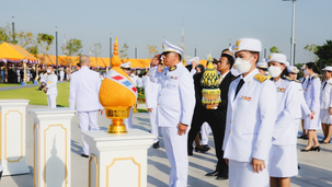 กลุ่มบีซีจีเบญจจินดา วางพานพุ่มดอกไม้ ถวายสักการะพระบรมรูป ในหลวง ร.9