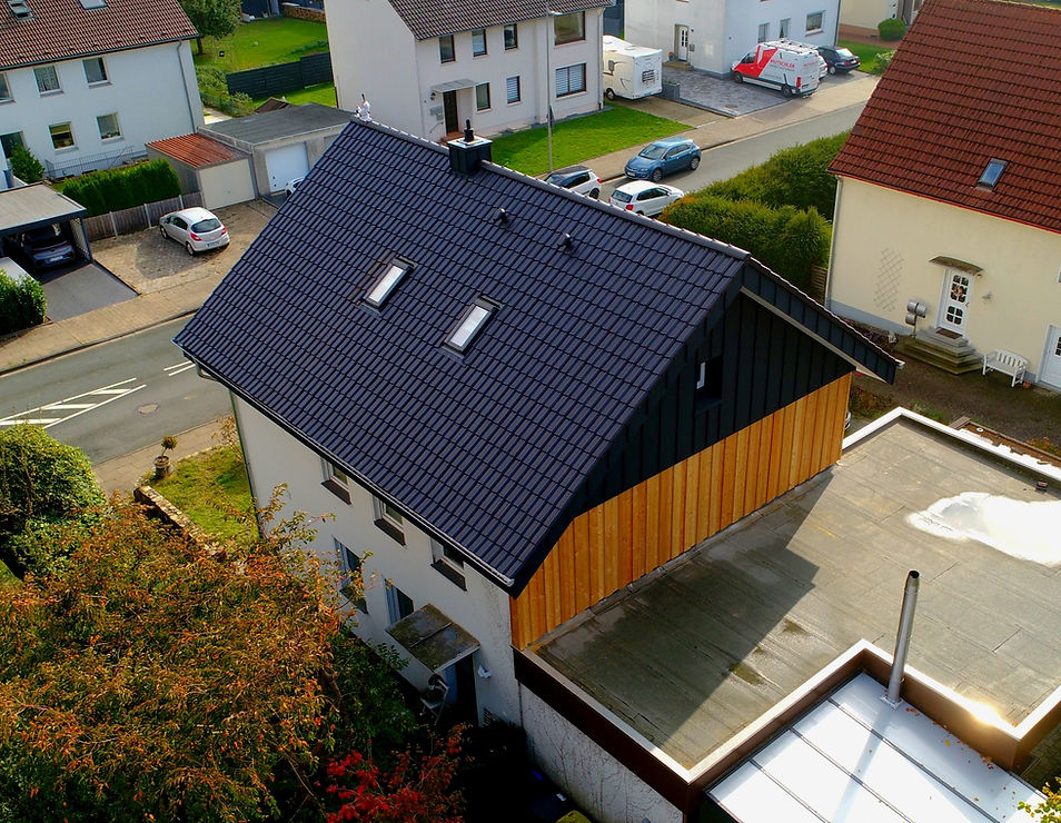 Neues Steildach mit Fassade aus Holz und Metall