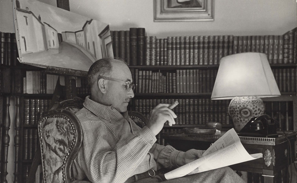 Jean Monnet chez lui à Houjarray fumant un cigarre