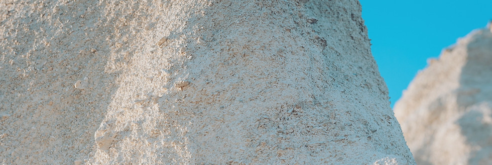 Großer Calciumcarbonatbruch vor blauem Himmel