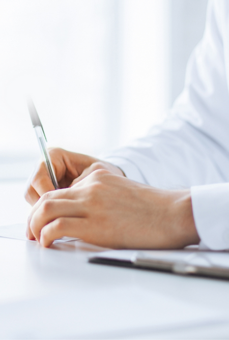 Arzt und Patientin in Besprechung