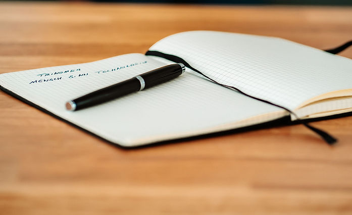 Notizbuch mit Stift – steht für strategische Planung, Sinnorientierung und Beratung für Unternehmen im Wandel.