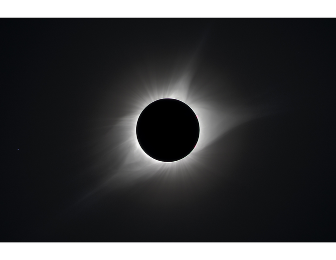 eclipse soleil fond noir étoilé.png
