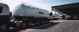 Truck transporting green hydrogen fuel for industrial and energy applications, showcasing hydrogen infrastructure, clean transportation, and renewable energy supply chains.
