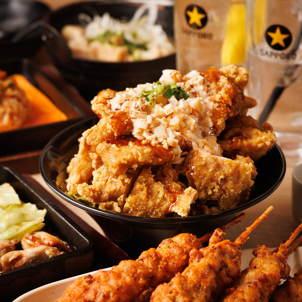鶏ヤロー公式メニューのからあげと串料理の写真